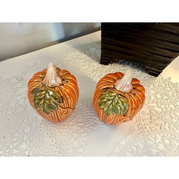 Pumpkin Salt & Pepper Shaker Set Holiday Fall Thanksgiving Decor - Picture 1 of 5